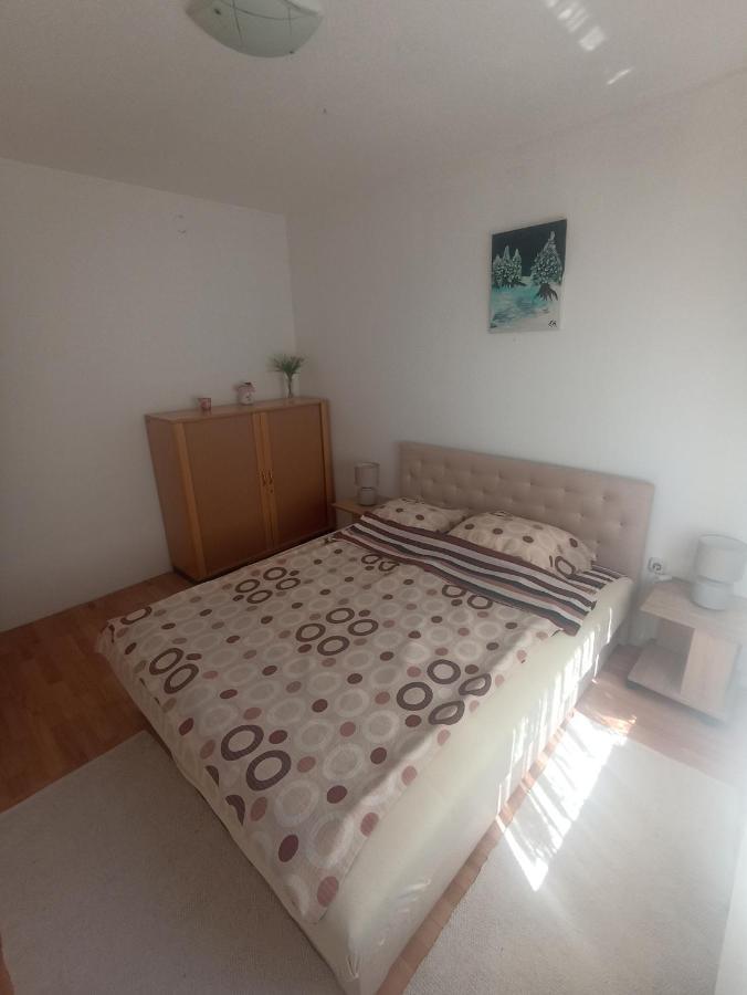 Sleep & Fly - Sarajevo Airport Apartment Екстериор снимка
